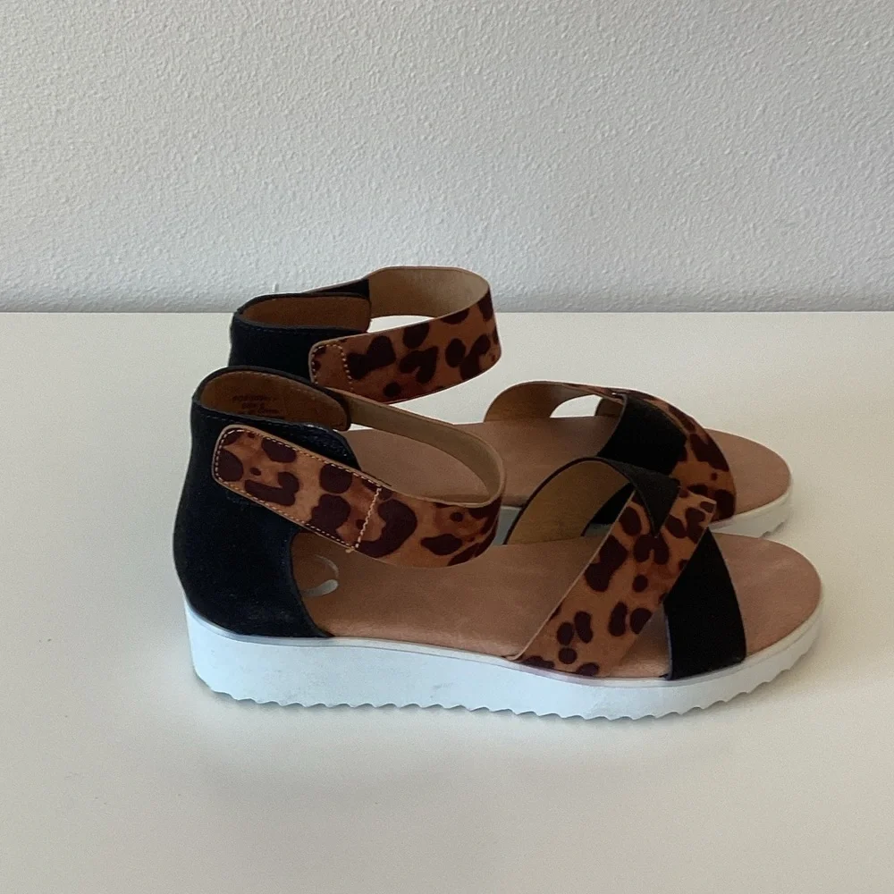 New WB Journee collection Leopard Print and Black Women's Sandals - Picture 4 of 5